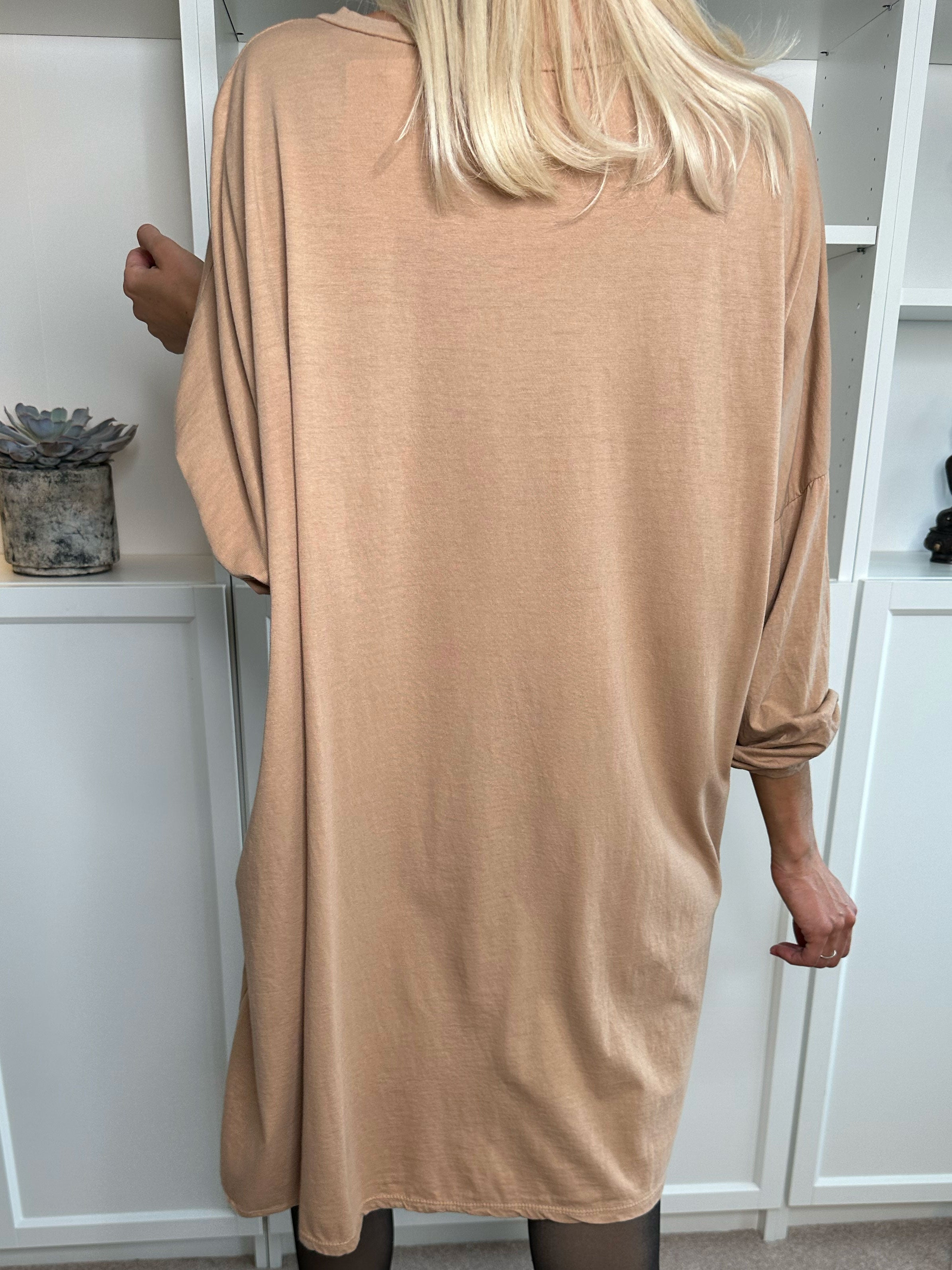 Bree Long Sleeve - Kjole i bomuld med guld tekst foran